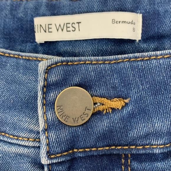 Nine West Mid Rise Bermuda Medium Wash Jean Shorts With Raw Fringe Hem New Nwt - Picture 8 of 16